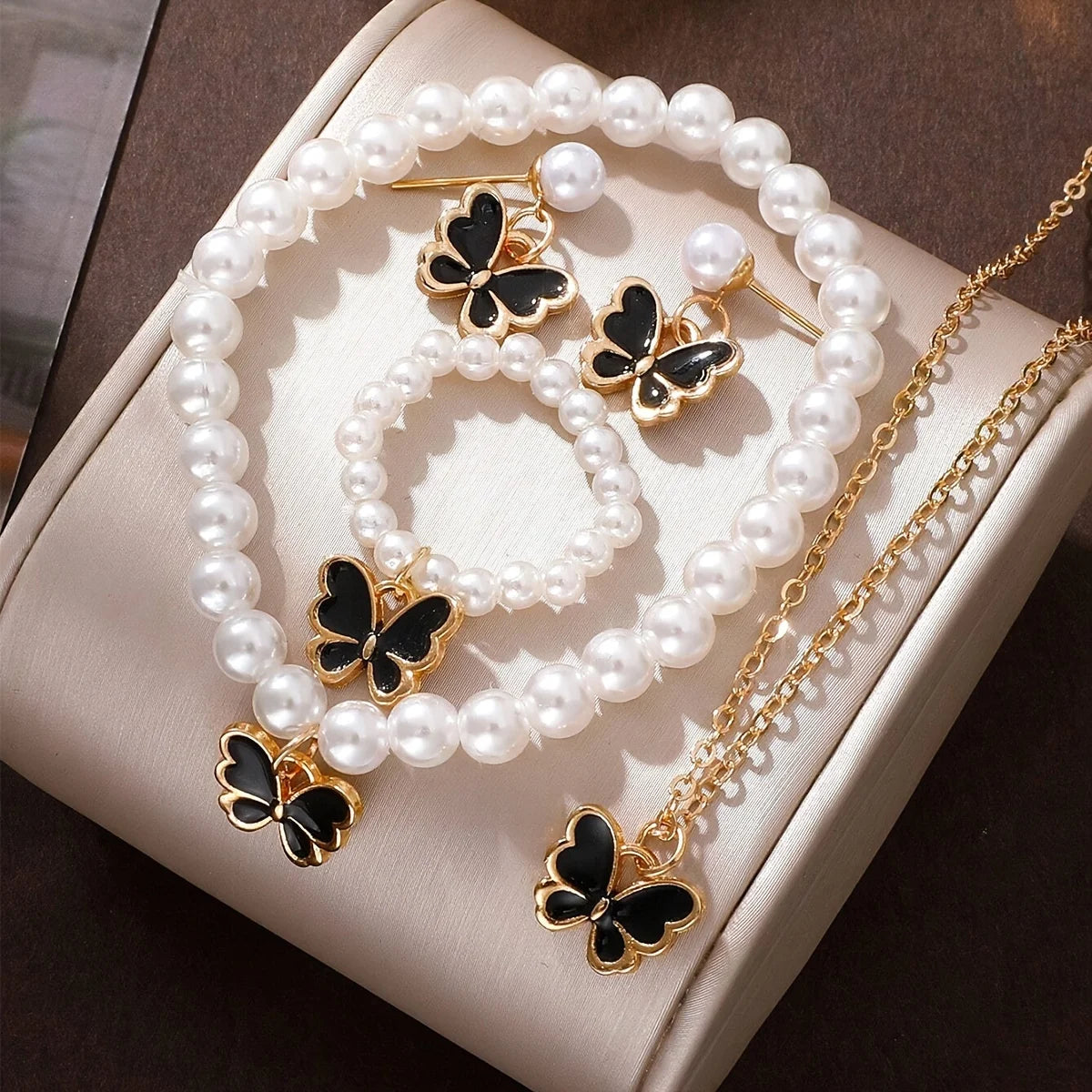 Five-Petal Clover Jewelry Set — Bracelet, Earrings & Necklace